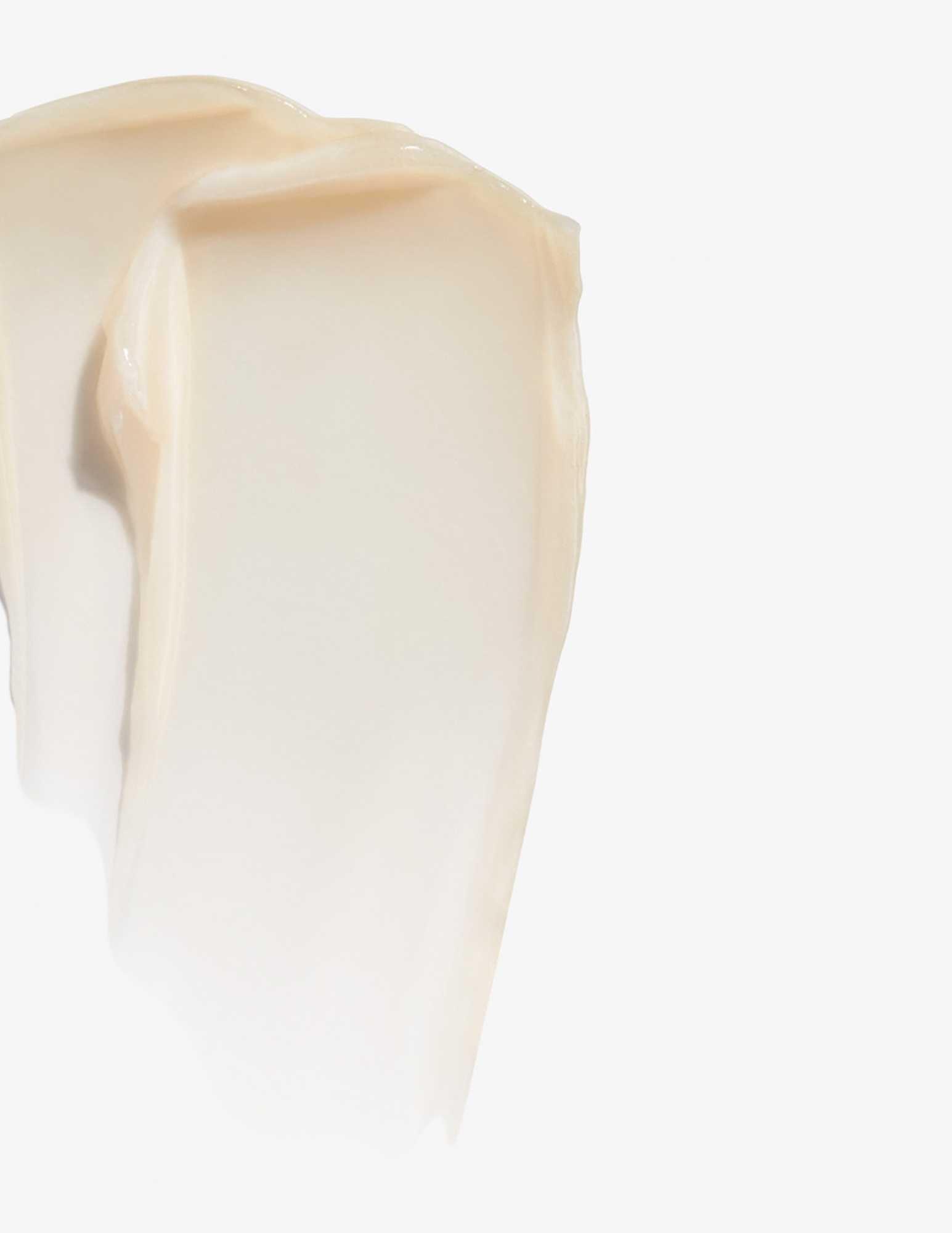 Creamy texture of Redken All Soft Shampoo, ideal for transforming dry hair into soft, manageable locks.