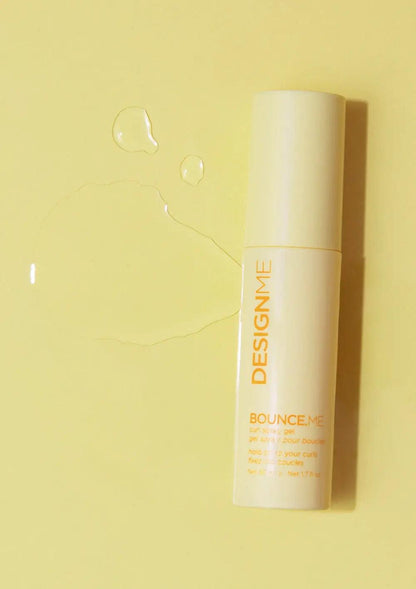 BOUNCE.ME curl spray gel bottle on a yellow background with water droplets, perfect for defined curls.