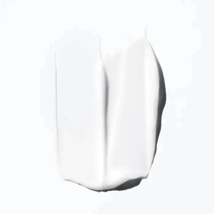 Creamy texture of Kérastase Curl Manifesto Fondant Hydration Essentielle, ideal for moisturizing curly hair.