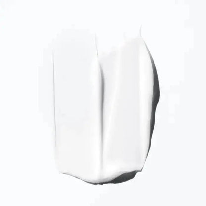 Creamy texture of Kérastase Curl Manifesto Fondant Hydration Essentielle, ideal for moisturizing curly hair.