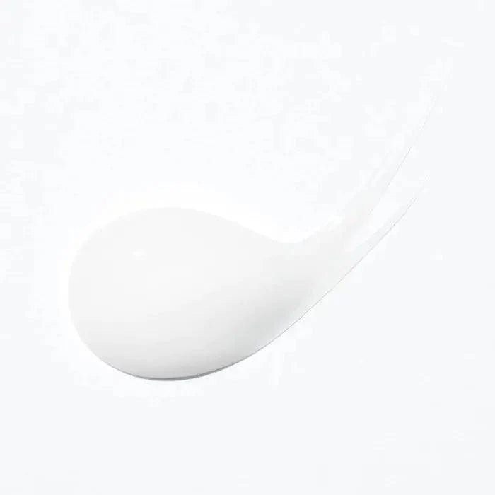 Smooth white gel swatch of Kerastase Curl Manifesto Gelée Contour for defining curls and controlling frizz.