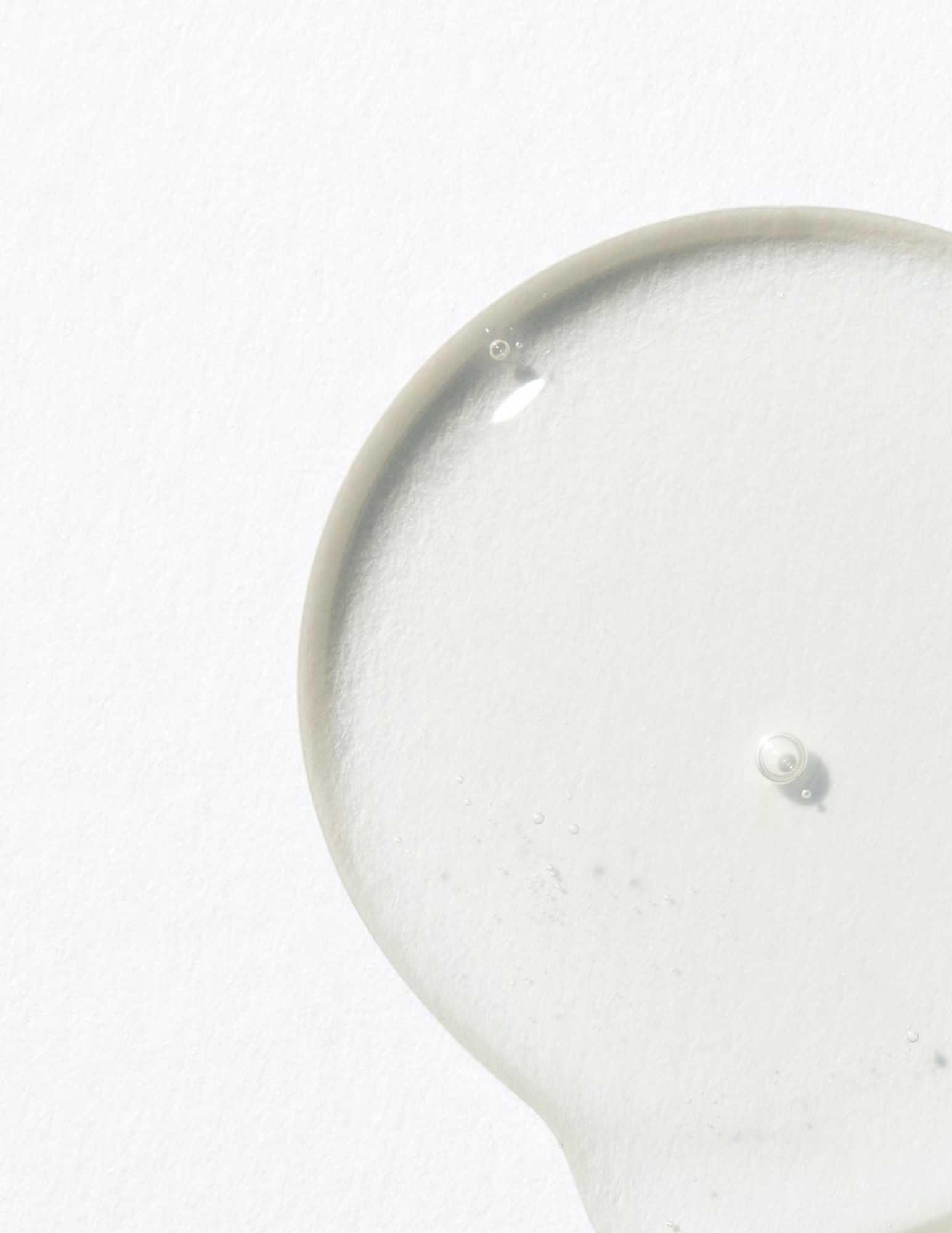 Clear gel drop of Redken Max Sculpting Gel on a white background, showcasing its smooth texture.