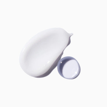 Application of Kérastase Résistance Sérum Thérapiste showing creamy texture for hair repair and restoration.