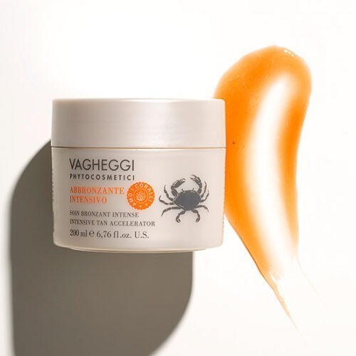 Intensive Tan Accelerator by Vagheggi in a jar, showcasing a gel swatch for deep, durable tanning and skin hydration.